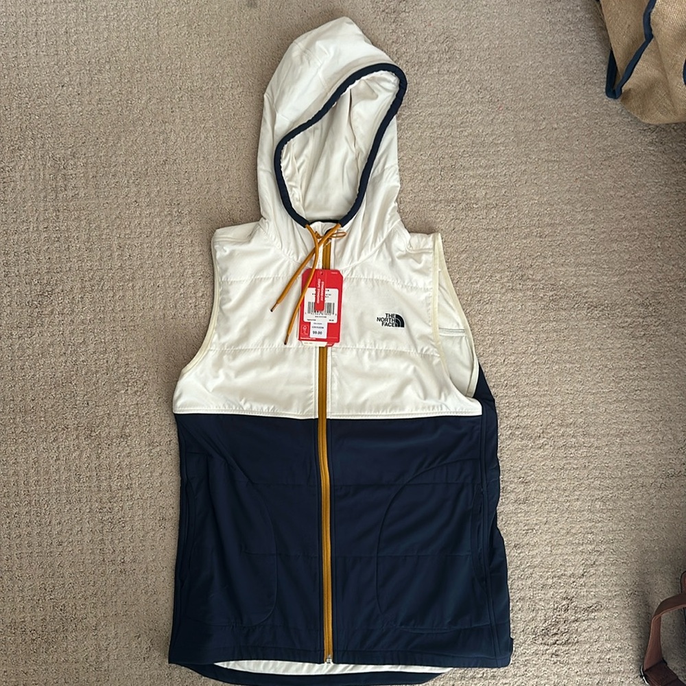 North face women’s vest - never worn! Tags still attached.